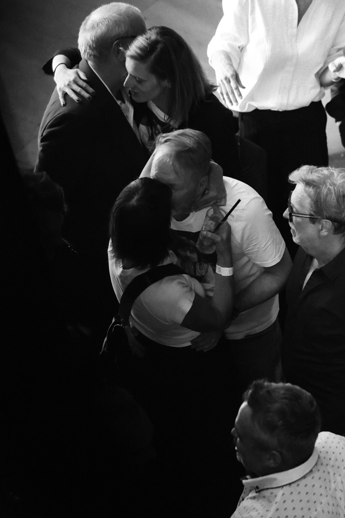 FOTO: Andrea Bartošková v objetí neznámého muže. – stránka 942