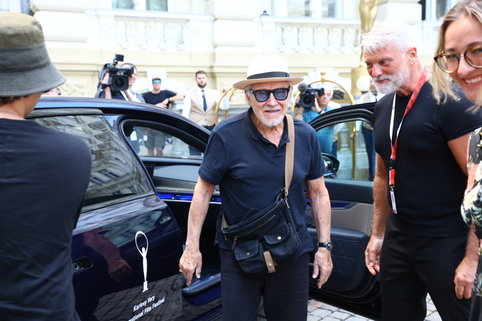 FOTO: Harvey Keitel dorazil do Varů. – stránka 60