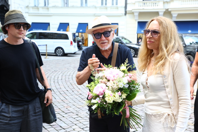 FOTO: Harvey Keitel s manželkou dorazil do Varů. – stránka 9