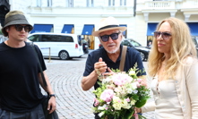 Harvey Keitel s manželkou dorazil do Varů.
