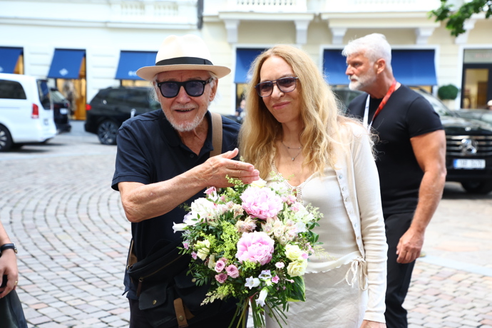 FOTO: Harvey Keitel se svou ženou ve Varech. – stránka 170