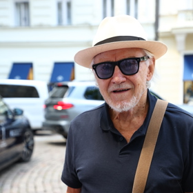 Harvey Keitel pžřiletěl do Karlových Varů.