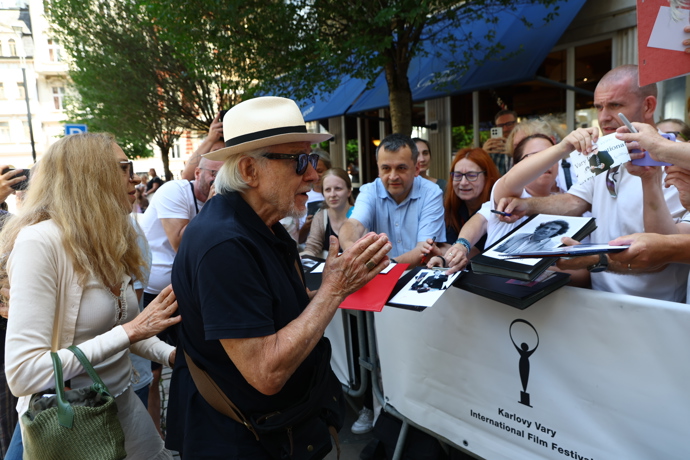 FOTO: Harvey Keitel se podeúisoval fanouškům. – stránka 5