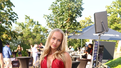 FOTO: Dominika Horáková měla velký výstřih.