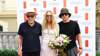 FOTO: Harvey Keitel zapózoval ve Varech s rodinou.