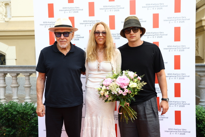 FOTO: Harvey Keitel zapózoval ve Varech s rodinou. – stránka 1