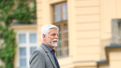 FOTO: Petr Pavel přichází k mikrofonu.