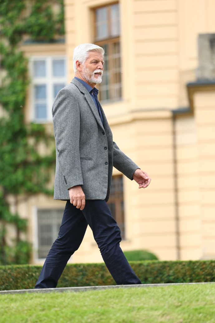 FOTO: Petr Pavel přichází k mikrofonu. – stránka 31