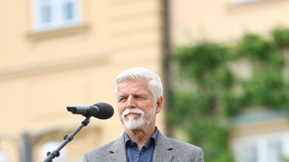 FOTO: Petr Pavel před mikrofonem.