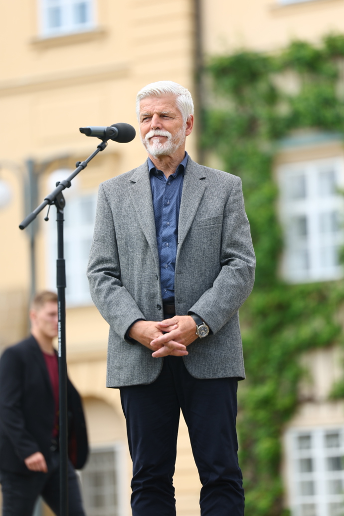 FOTO: Petr Pavel před mikrofonem. – stránka 30