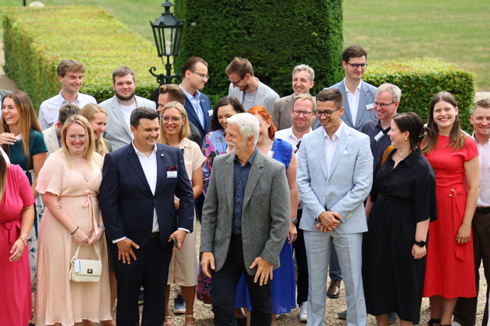 FOTO: Petr Pavel s mladými politiky. – stránka 27