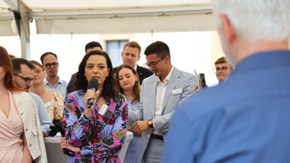 FOTO: Poslankyně Barbora Urbanová debatuje na setkání s Petrem Pavlem.