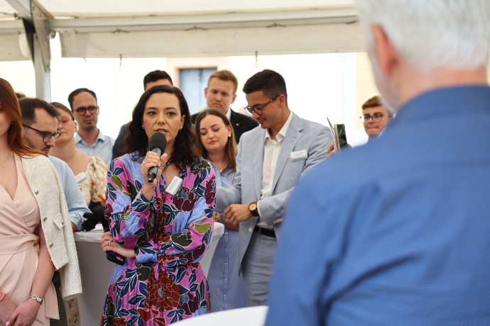FOTO: Poslankyně Barbora Urbanová debatuje na setkání s Petrem Pavlem.