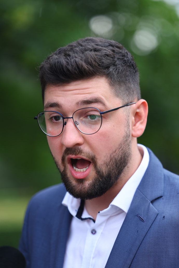FOTO: Matěj Gregor stojí fa Filipem Turkem. – stránka 3