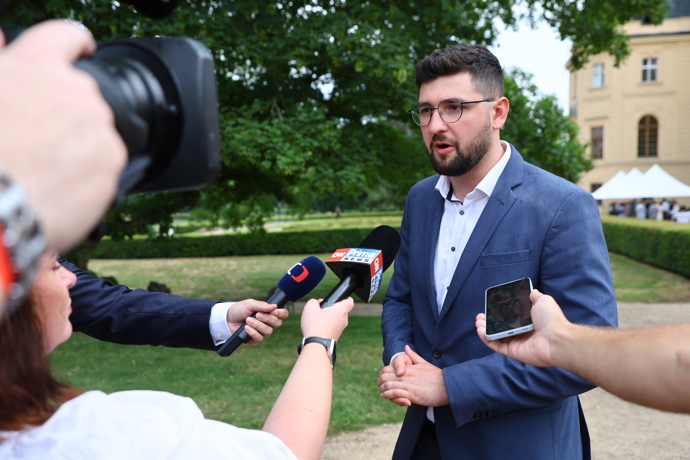 FOTO: Matěj Gregor odpovídal na otázky novinářů. – stránka 1