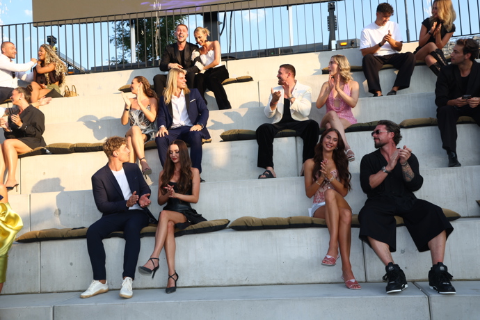 FOTO: Účastníci AYTO na závěrené party. – stránka 53
