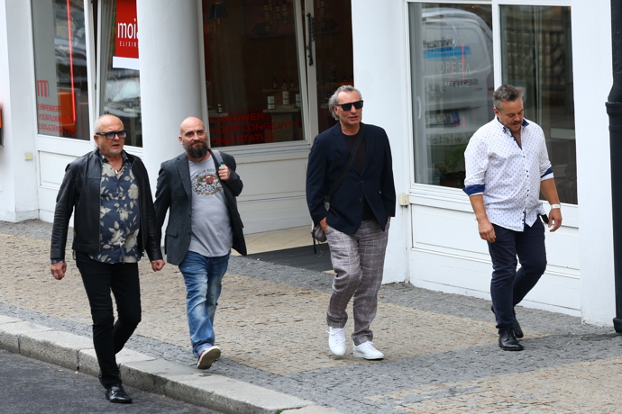 FOTO: Jiří Macháček při odchodu na hotel. – stránka 7