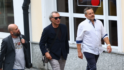 FOTO: Jiří Macháček odchází z oslavy v 8 hodin ráno.