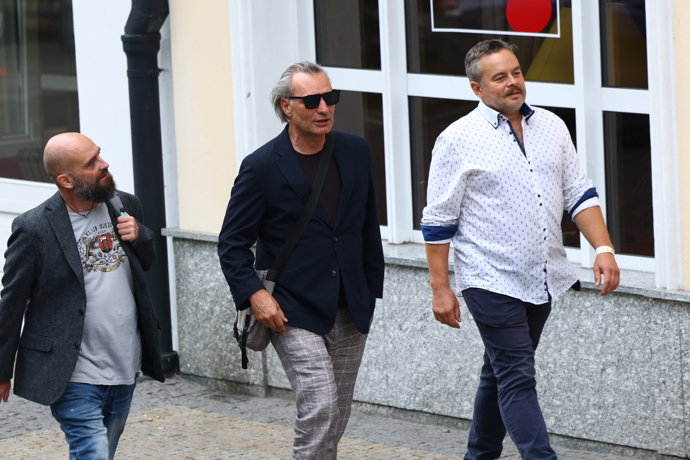 FOTO: Jiří Macháček odchází z oslavy v 8 hodin ráno. – stránka 6
