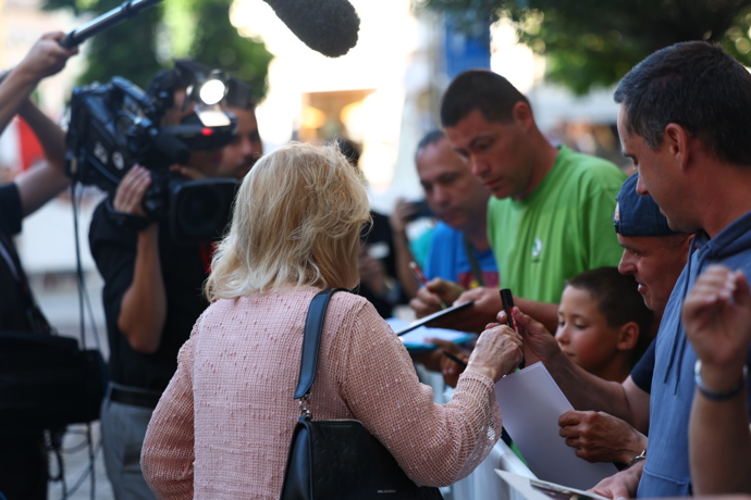 FOTO: Herečka Magda Vašáryová se podepsala fanouškům. – stránka 940