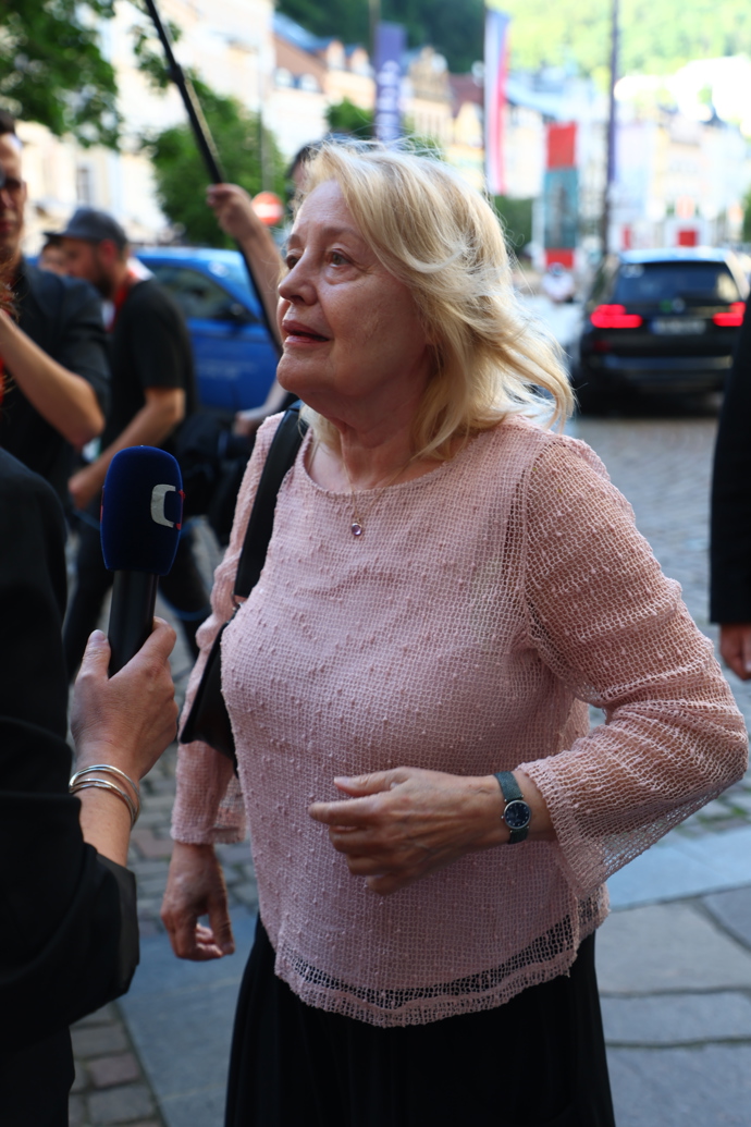 FOTO: Herečka Magda Vašáryová přijela do Varů. – stránka 940