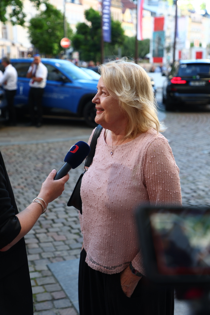 FOTO: Herečka Magda Vašáryová dávala rozhovory. – stránka 938