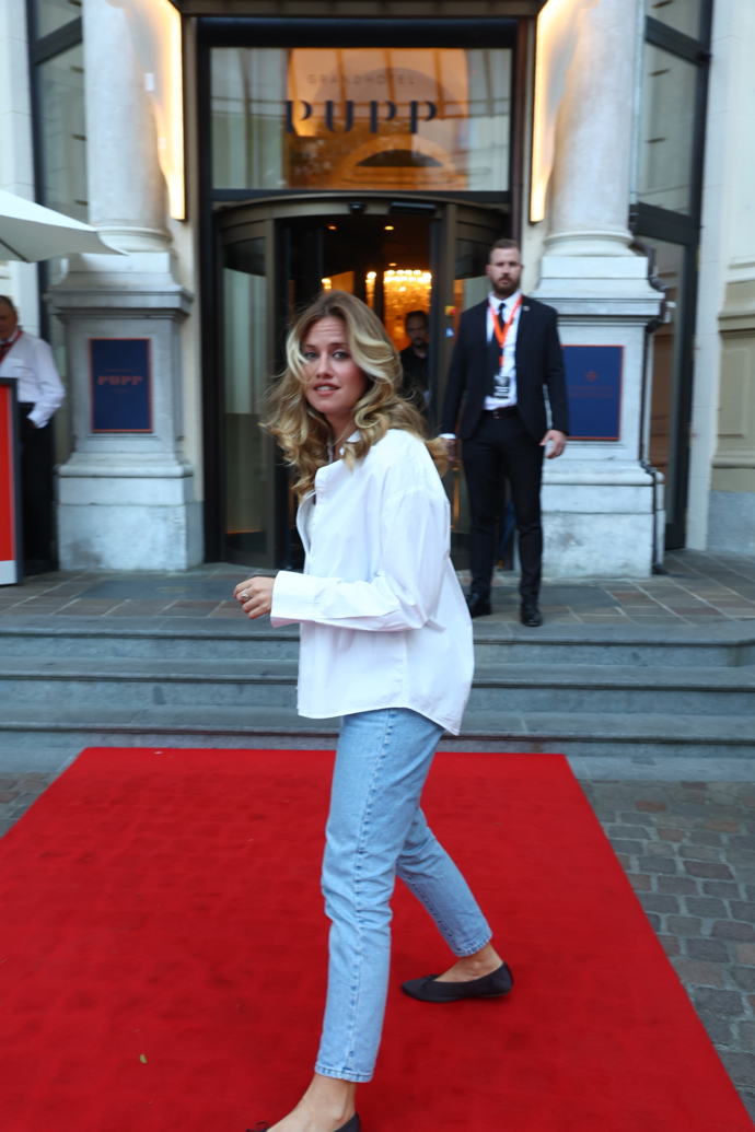 FOTO: Emma Smetana na červeném koberci. – stránka 879