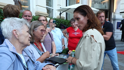 FOTO: Zuzana Kanócz s fanoušky.
