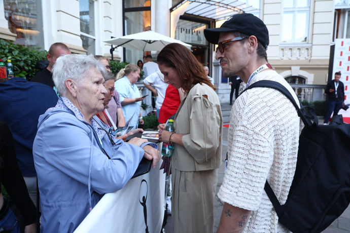 FOTO: Zuzana Kanócz a Juraj Loj se zastavili za fanoušky. – stránka 937