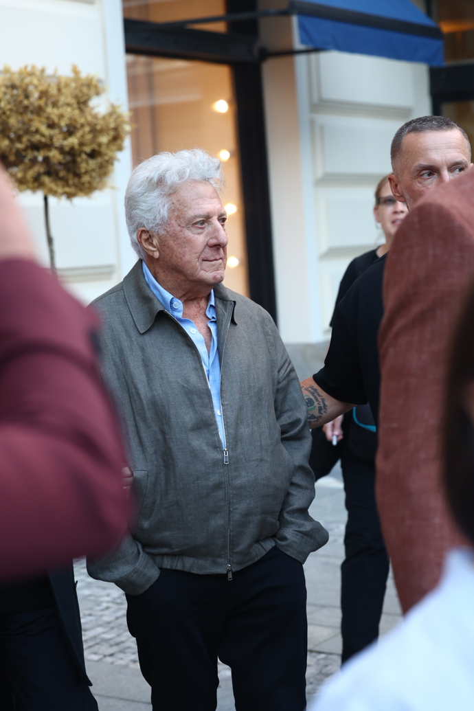FOTO: Legendární herec Dustin Hoffman se převlékl do pohodlného outfitu. – stránka 32