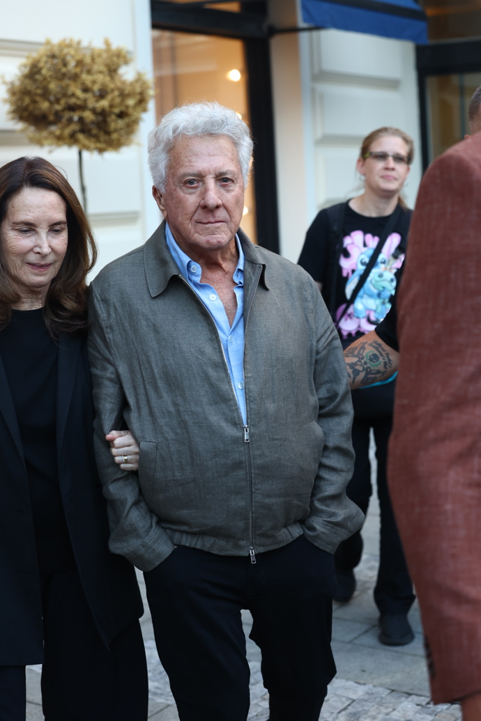 FOTO: Legendární herec Dustin Hoffman opustil Pupp a vyrazil do města. – stránka 31