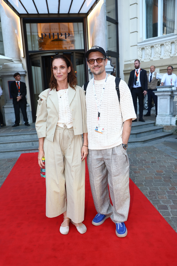 FOTO: Zuzana Kanócz a Juraj Loj dorazili do Varů. – stránka 934