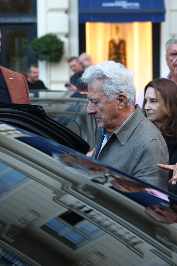 FOTO: Legendární herec Dustin Hoffman opustil Pupp a vyrazil do města. – stránka 29