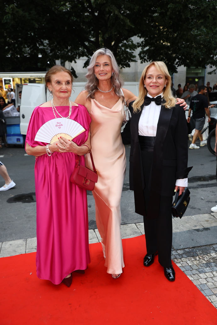 FOTO: Hlavní tři protagonistky- Eva Holubová, Pavlína Pořízková a Dagmar Havlová. – stránka 55