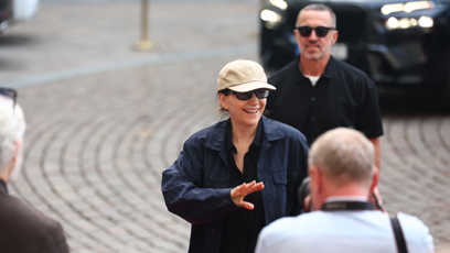FOTO: Francouzská herečka Juliette Binoche pozdravila fanoušky.