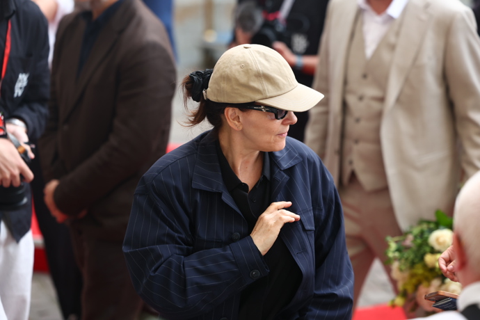 FOTO: Francouzská herečka Juliette Binoche přijela v ležérním outfitu. – stránka 888