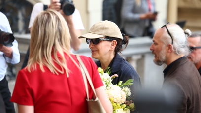 FOTO: Francouzská herečka Juliette Binoche dostala krásnou kytici.