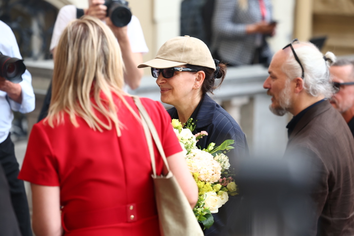 FOTO: Francouzská herečka Juliette Binoche dostala krásnou kytici. – stránka 887