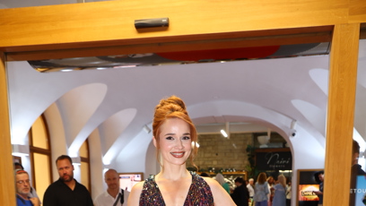 FOTO: Zuska Velichová na červeném koberci.