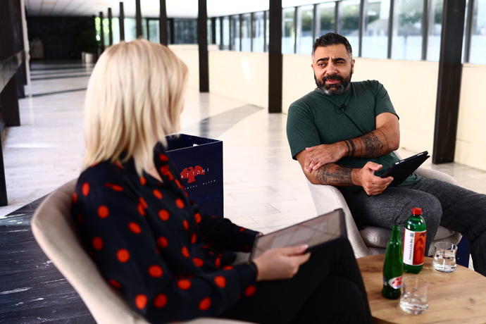FOTO: Karen a Sandra budou po celou dobu karlovarského festivalu přinášet exkluzivní informace přímo z dění ve Varech. – stránka 7