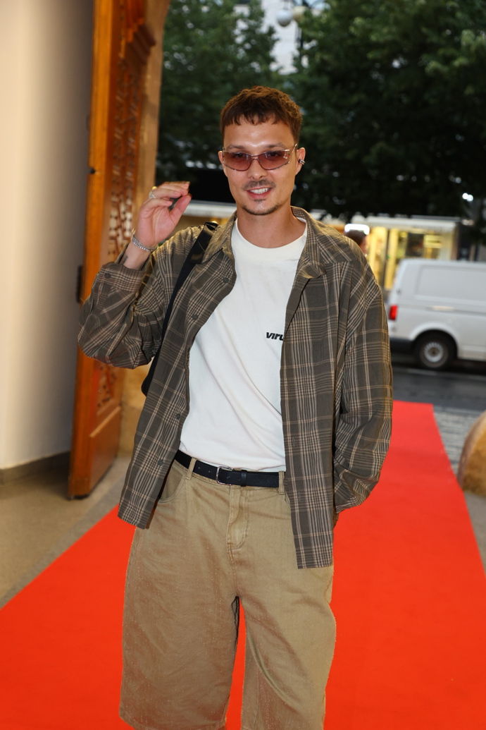 FOTO: Otakar Šenkýř na premiéře Bardotky. – stránka 31