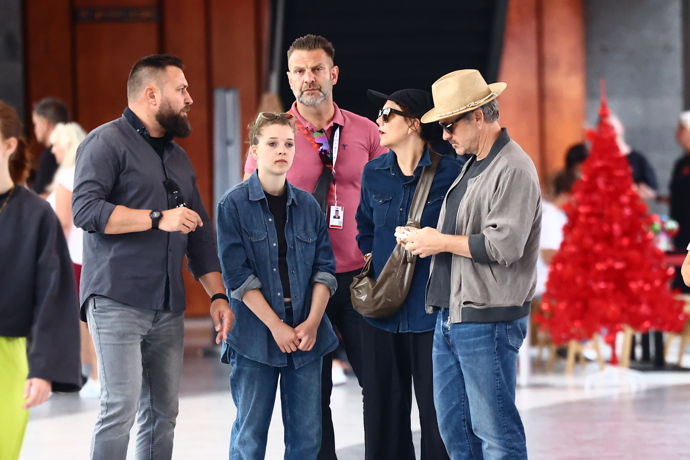 FOTO: Americká herečka Maggie Gyllenhaal si vychutnala atmosféru lázeňského města. – stránka 320