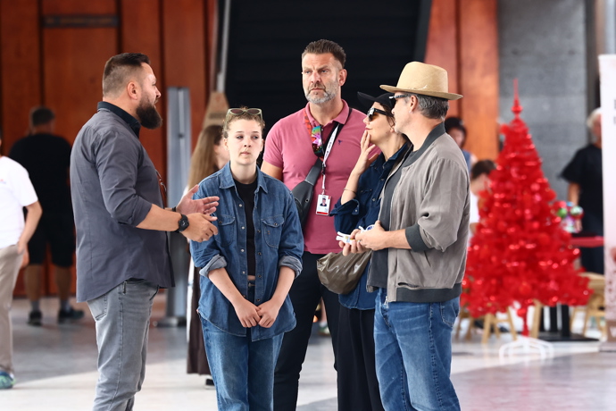 FOTO: Americká herečka Maggie Gyllenhaal si během pobytu na 60. ročníku Mezinárodního filmového festivalu Karlovy Vary udělala čas na procházku po kolonádě. – stránka 363