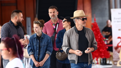 FOTO: Americká herečka Maggie Gyllenhaal se zájmem poslouchala vyprávění o Varech.