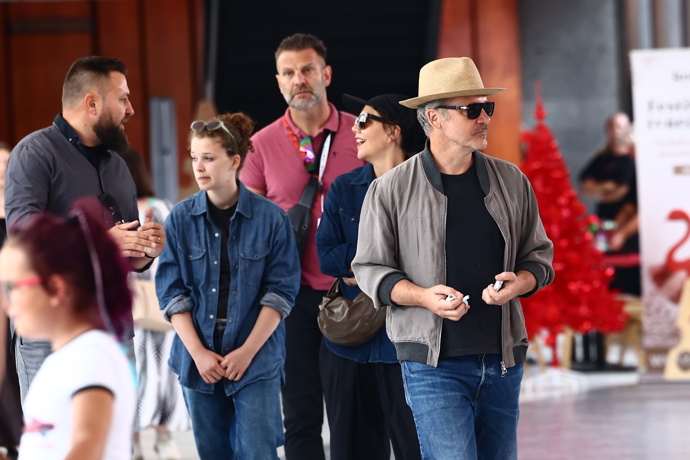 FOTO: Americká herečka Maggie Gyllenhaal se zájmem poslouchala vyprávění o Varech. – stránka 362