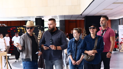 FOTO: Maggie Gyllenhaal se zájmem poslouchala vyprávění o Varech.