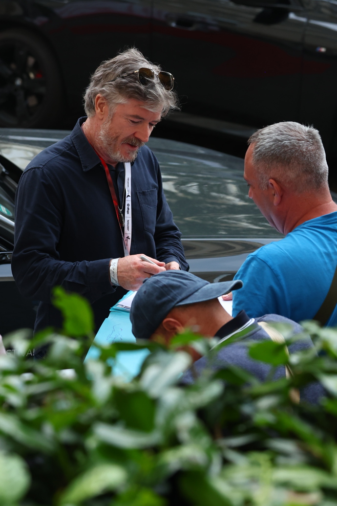 FOTO: Barry Ward rozdával podpisy. – stránka 859