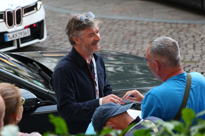 FOTO: Herec Barry Ward rozdával podpisy. – stránka 858