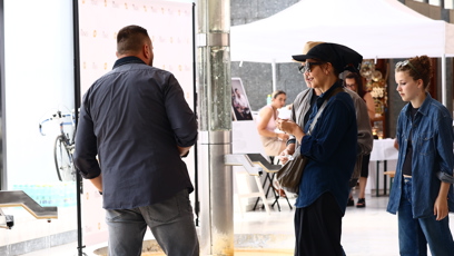 FOTO: Herečka Maggie Gyllenhaal si vyrazila na procházku po kolonádě.