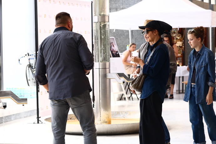 FOTO: Herečka Maggie Gyllenhaal si vyrazila na procházku po kolonádě. – stránka 360
